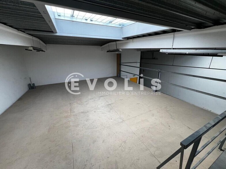 Light Industrial in Bondoufle to rent - Interior Photo - Image 3 of 9