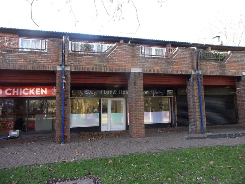 7-9 Chalvedon Sq, Basildon to rent - Primary Photo - Image 1 of 1