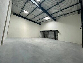 Light Industrial in Osny to rent Interior Photo- Image 1 of 8