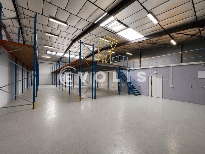 1 Rue Jacques Monod, Vaulx-en-Velin to rent - Interior Photo - Image 2 of 8