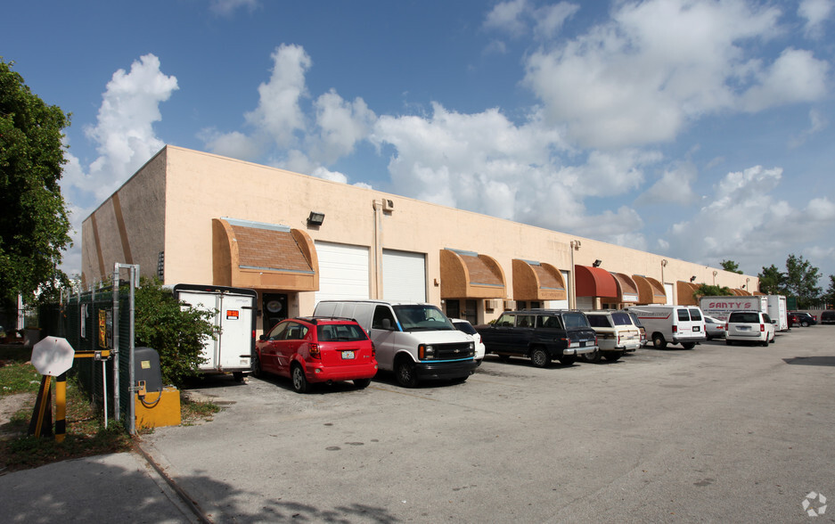 7551-7569 NW 70th St, Miami, FL for rent - Building Photo - Image 2 of 25