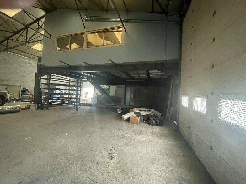 Light Industrial in Domarin to rent - Interior Photo - Image 1 of 12