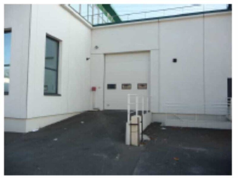 Office in Villeneuve-la-Garenne to rent - Building Photo - Image 2 of 8
