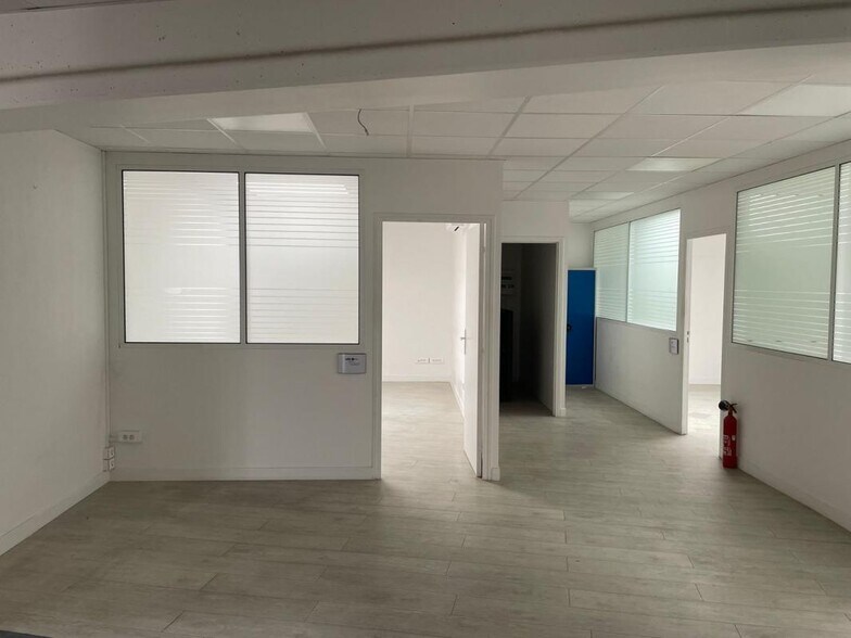 Light Industrial in Stains for sale - Interior Photo - Image 2 of 4