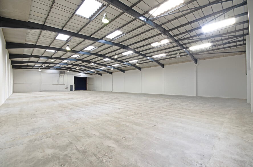 Skyport Dr, West Drayton to rent - Building Photo - Image 3 of 4