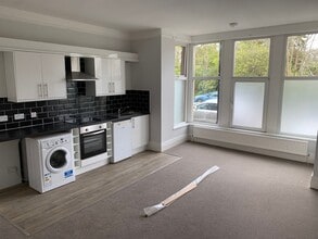 25 Harlow Moor Drive, Harrogate to rent Interior Photo- Image 1 of 5