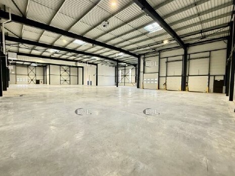Industrial in Trappes for sale - Building Photo - Image 3 of 9
