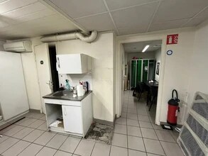 Retail in Lyon to rent Interior Photo- Image 1 of 4