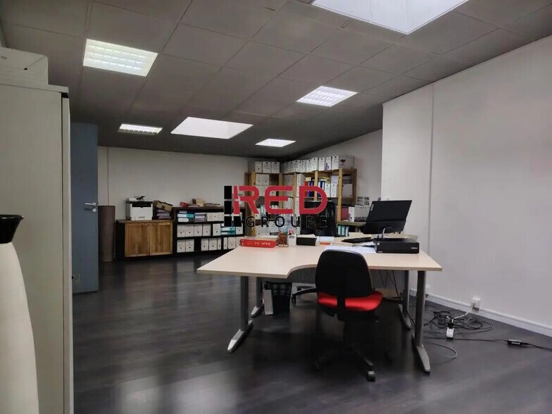 Office in Venelles to rent - Building Photo - Image 2 of 4