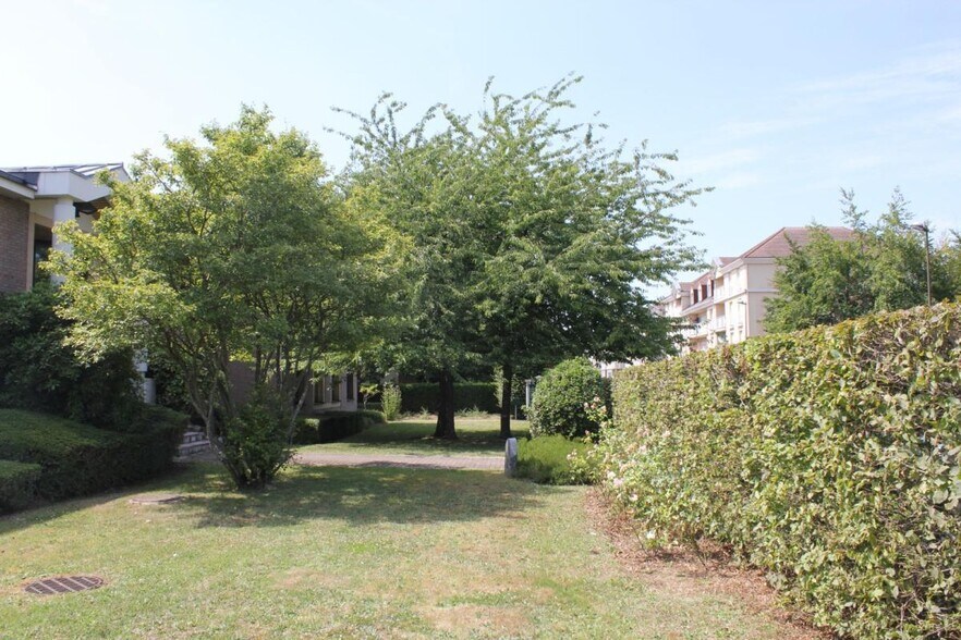 150-158 Avenue Joseph Kessel, Voisins-le-Bretonneux to rent - Building Photo - Image 3 of 5