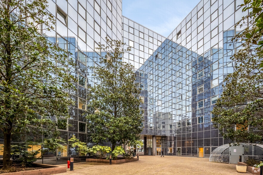 2 Place Des Vosges, Courbevoie to rent - Building Photo - Image 1 of 15