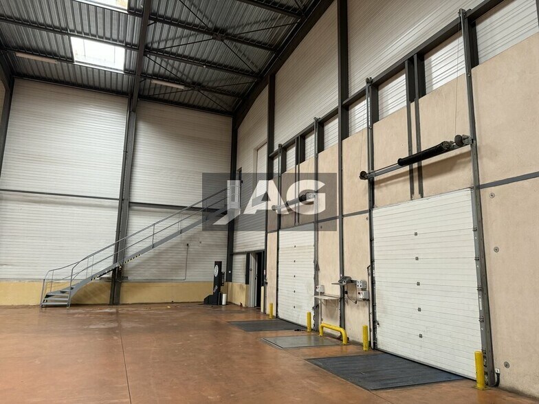 Light Industrial in Lozanne for sale - Interior Photo - Image 3 of 15