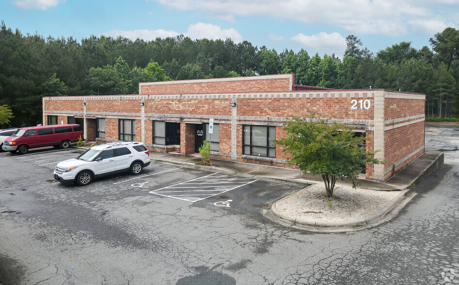 210 E Arrowhead Dr, Charlotte, NC for sale - Primary Photo - Image 1 of 1