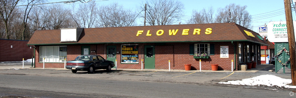 2975 Tremainsville Rd, Toledo, OH for rent - Building Photo - Image 3 of 8