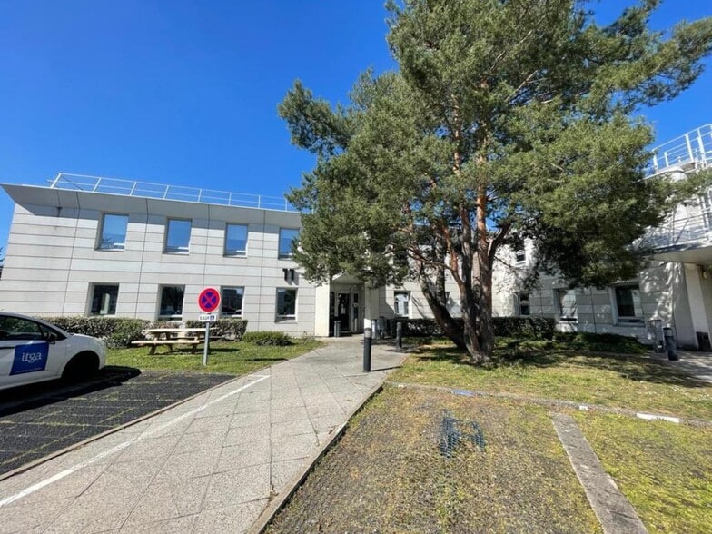 11 Rue Pascal, Bron to rent - Building Photo - Image 2 of 9