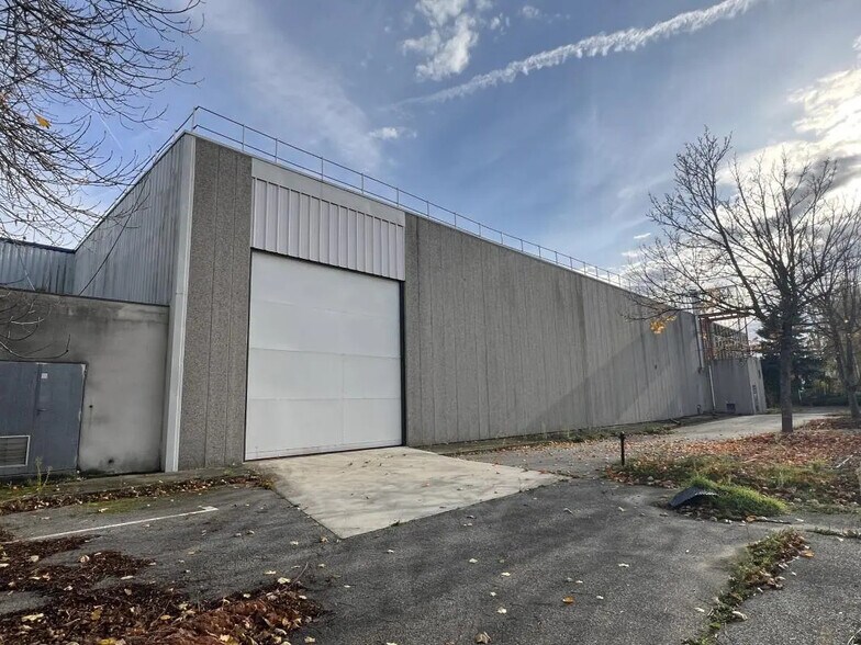 4 Avenue Johannes Gutenberg, Maurepas to rent - Building Photo - Image 3 of 3