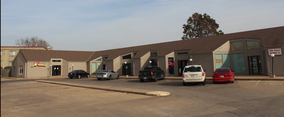 946 S Rock Rd, Wichita, KS for sale - Building Photo - Image 1 of 1