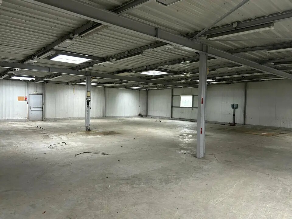 Location Local d'activités 842 m² - Photo 1