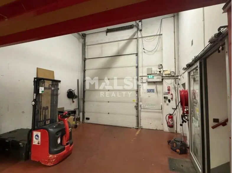 Light Industrial in Lyon to rent - Interior Photo - Image 2 of 12