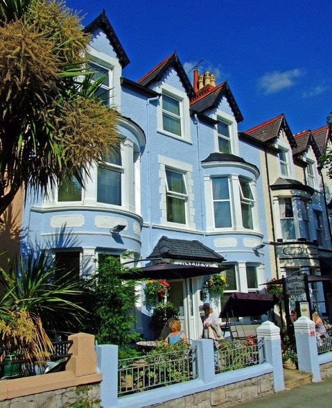 10 Arvon Ave, Llandudno for sale - Primary Photo - Image 1 of 1