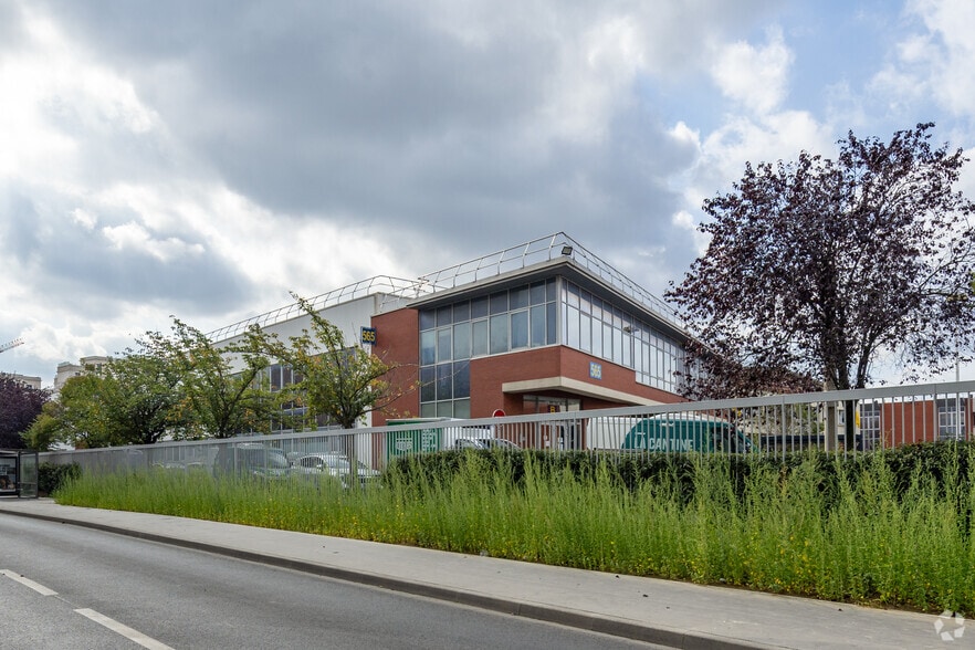 Light Industrial in Saint-Ouen-sur-Seine to rent - Building Photo - Image 3 of 6