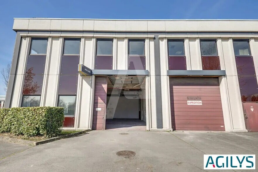 Light Industrial in to rent - Building Photo - Image 2 of 5