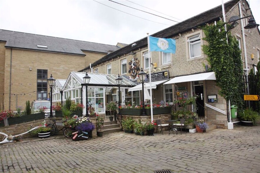 11-15 Beast Market, Huddersfield for rent - Primary Photo - Image 1 of 2