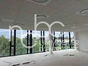 Office in Limonest to rent Interior Photo- Image 1 of 4