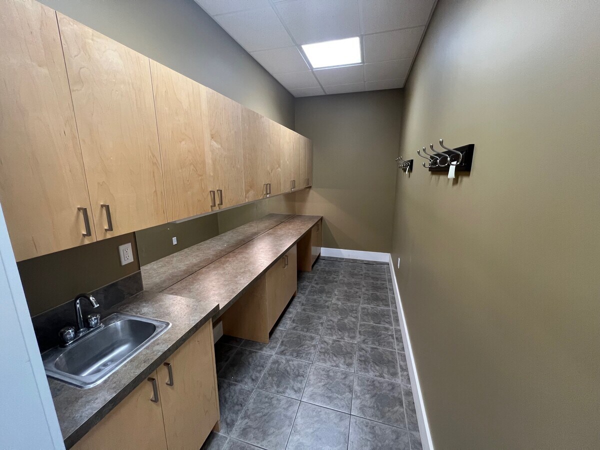 208 10th Ave, Carstairs T0M 0N0 Retail for Rent