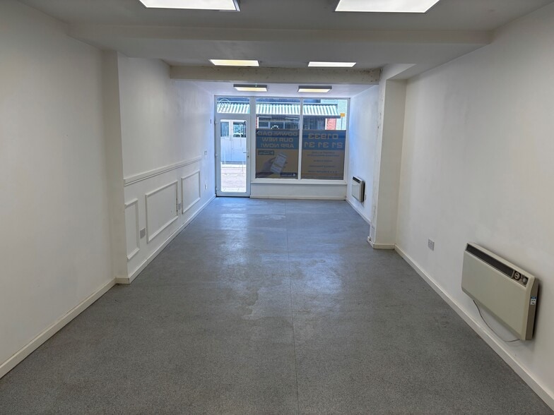 119A-B High St, Rushden to rent - Building Photo - Image 2 of 5