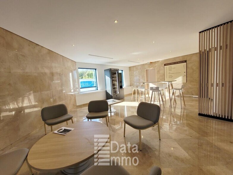 10 Allée Bienvenue, Noisy-le-Grand to rent - Lobby - Image 2 of 11