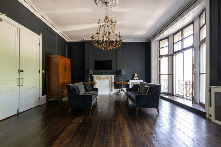 48-49 Russell Sq, London to rent - Building Photo - Image 2 of 24