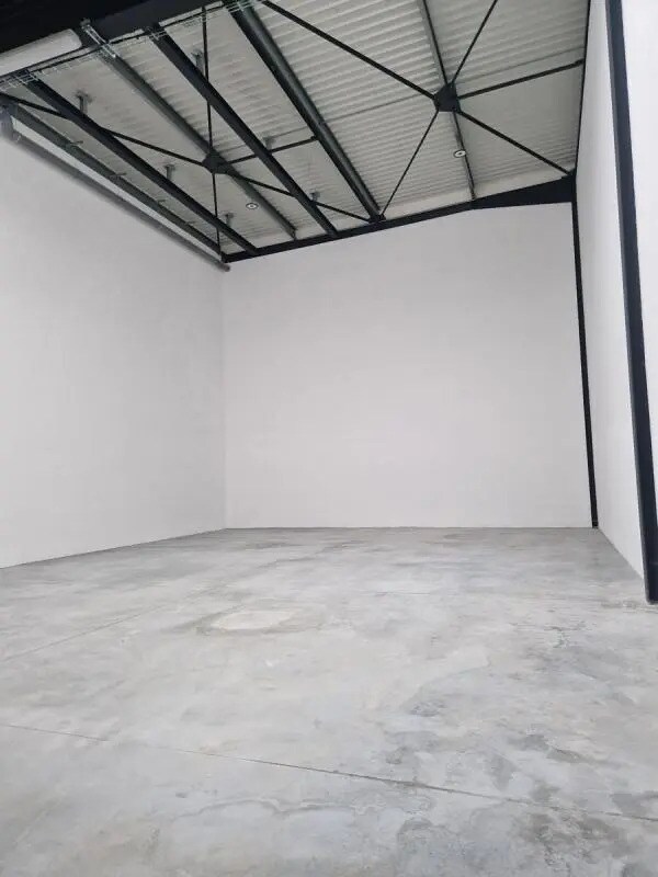 Location Local d'activités 250 m² - Photo 1