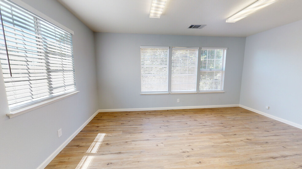 3404 Bechelli Ln, Redding, CA for rent - Interior Photo - Image 3 of 9