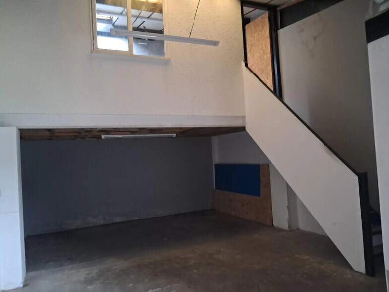 Longshot Ln, Bracknell to rent - Building Photo - Image 3 of 5
