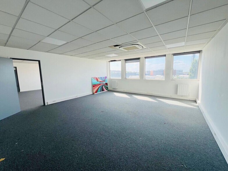 5 Rue Des Frères Lumière, Plaisir to rent - Interior Photo - Image 2 of 7