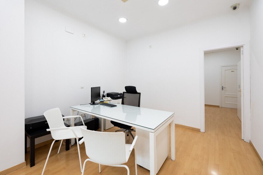 Retail in Granada for sale - Interior Photo - Image 3 of 15