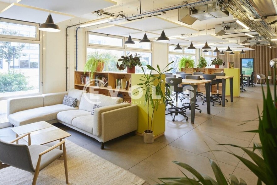 43 Rue Camille Desmoulins, Issy-les-Moulineaux to rent - Building Photo - Image 3 of 5