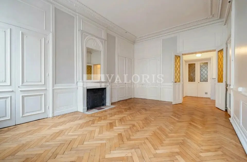 Office in Lyon for sale Interior Photo- Image 1 of 7