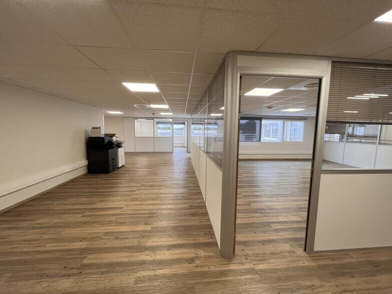Office in La Farlède to rent - Building Photo - Image 3 of 10