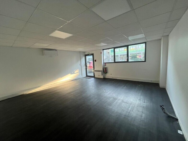 Light Industrial in MASSY to rent - Interior Photo - Image 3 of 6