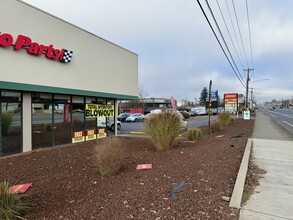 17401 SE McLoughlin Blvd, Milwaukie, OR for rent Building Photo- Image 2 of 9