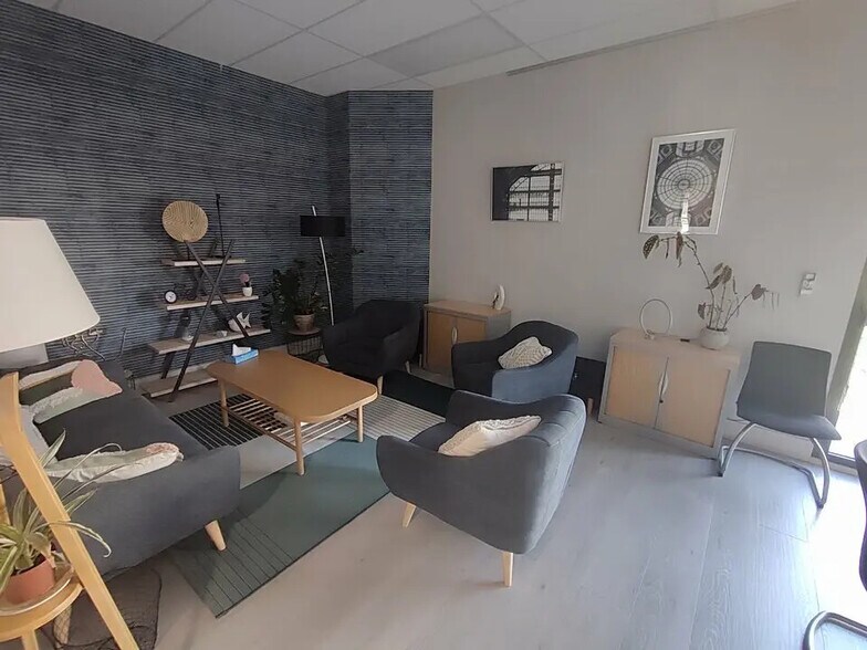 Office in Bourgoin-Jallieu for sale - Building Photo - Image 2 of 7