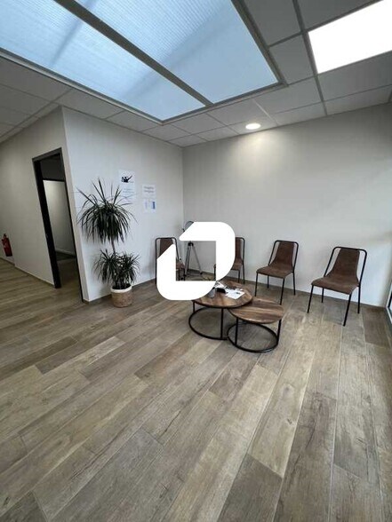 Office in Genas to rent - Interior Photo - Image 2 of 8