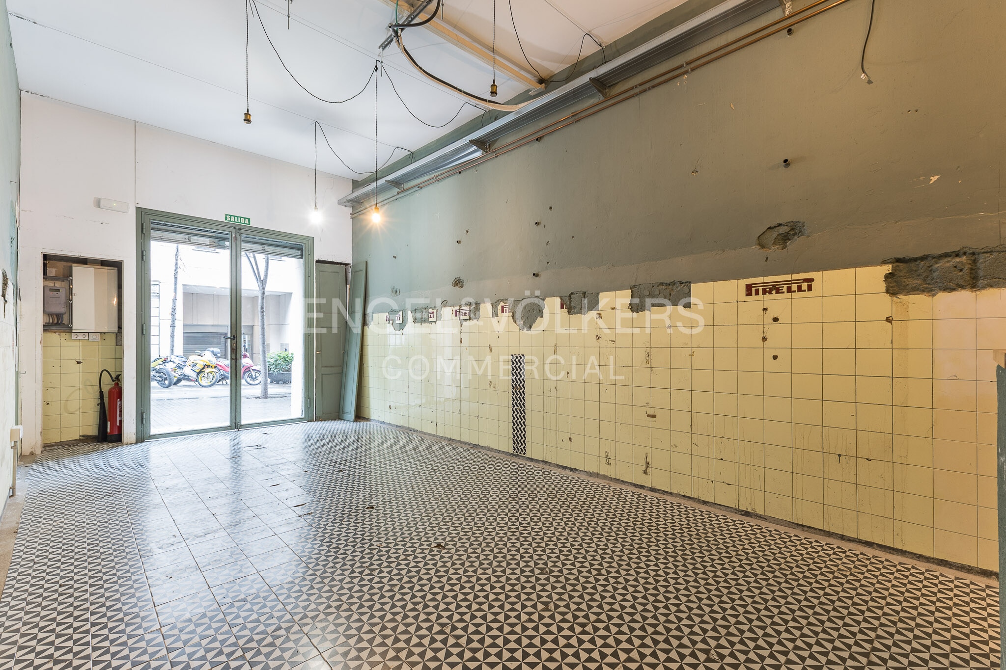 Retail in Barcelona, Barcelona to rent Interior Photo- Image 1 of 35