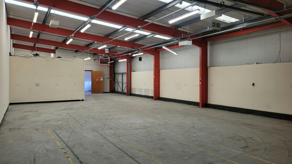 129-131 Deerdykes Vw, Cumbernauld to rent - Building Photo - Image 2 of 4
