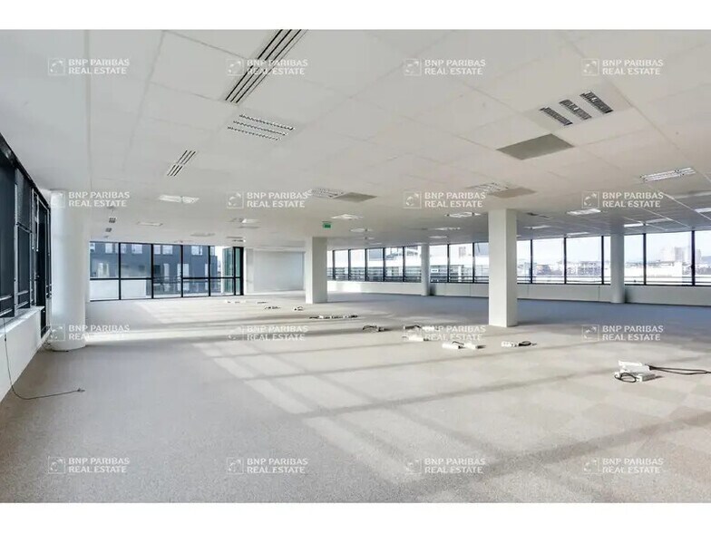 3 Rue Christophe Colomb, Massy to rent - Interior Photo - Image 2 of 12