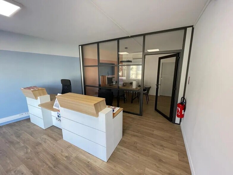 Retail in Cassis for sale - Interior Photo - Image 2 of 4