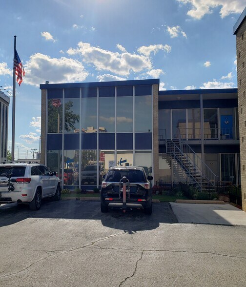 710 Higgins Rd, Park Ridge, IL to rent - Building Photo - Image 2 of 20