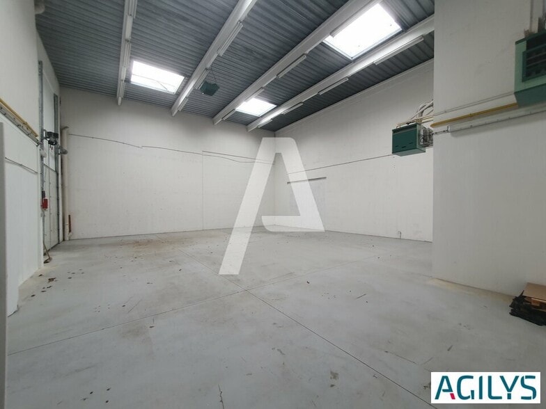 65 Avenue Du General De Gaulle, Champs-sur-Marne to rent - Interior Photo - Image 1 of 10